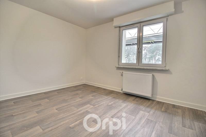 3 pièces avec garage, 2 parkings, jardin, cave entièrement rénové à louer sur Schweighouse (proche Haguenau)